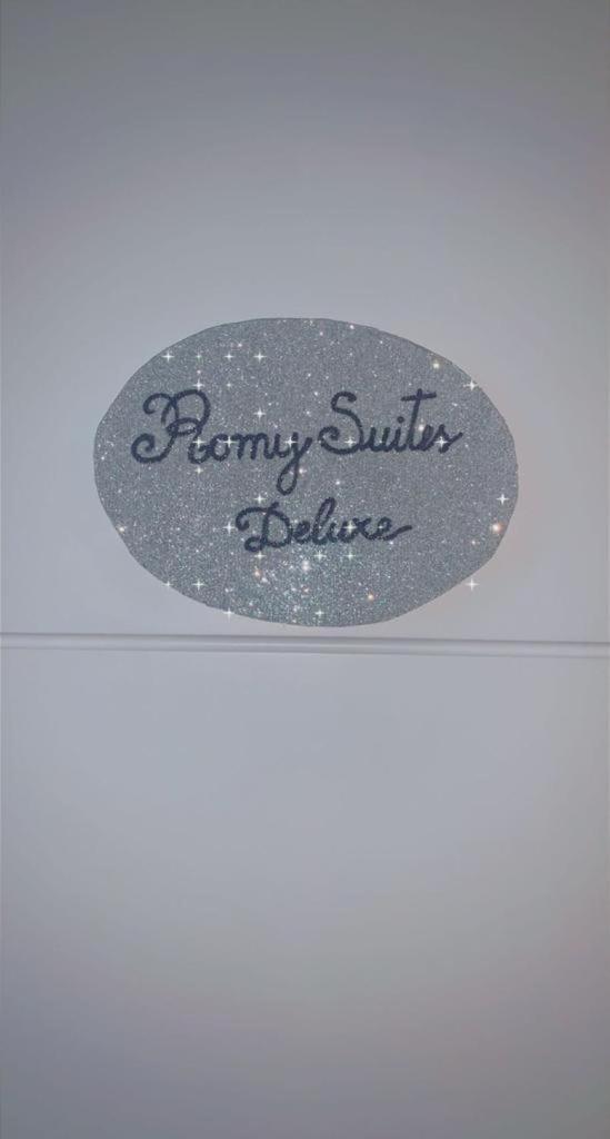 Romy Suites Deluxe نتانيا الغرفة الصورة